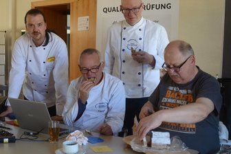Prüfung in Auerbach: "Sehr gut" für veganen Weihnachtsstollen - Zur Stollenprüfung hat Michael Isensee vom Deutschen Brotinstitut( (2.v.l) das letzte Wort. Aber auch die Meister der Bäckerinnung Vogtland interessiert, was ihre Kollegen backen. Mit im Bild: Bäckermeister Torsten Aust aus Plauen, Innungsobermeister Jörg Schürer und der Rodewischer Bäckermeister Michael Seidel (von links).