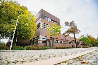 Prügelattacke auf 12-Jährige an Pestalozzischule in Zwickau hat Konsequenzen - An der Pestalozzischule ist die Aufregung nach der Prügelattacke groß. Der Vorfall hat auch eine Diskussion über Schulsozialarbeit ausgelöst. Foto: Georg Dostmann