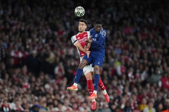 PSG vs. Arsenal: Titelverteidigung oder historische Krönung? - Treffen am Samstag erneut aufeinander: Arsenals Mikel Merino und Ousmane Dembele (r) von PSG. (Archivbild)