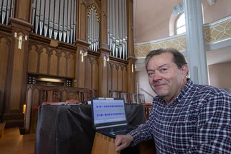 Psst, ganz leise sein: Warum der Platz vor Auerbachs Kirche gesperrt war - Heinrich Wimmer, Organist bei Altötting, liebt das Vogtland wegen seiner Orgeln. Von Auerbachs Jehmlich-Orgel macht er Tonaufnahmen.
