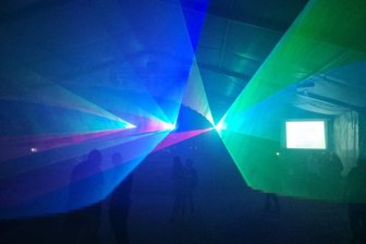 Psychedelische Effekte tauchen Teichfest in Geringswalde in Farbenrausch - 