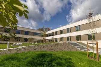 Psychiatrie-Neubau Rodewisch: Wo die Türklinken zum Lebensretter werden - Blickfang auch von der Lindenstraße aus für Passanten: Der Neubau Hauses B 22, in den die Stationen A 10 (Psychisch Kranke mit geistiger Behinderung) und A 14 (Schwerpunktstation für Psychotische Erkrankungen) einziehen werden.