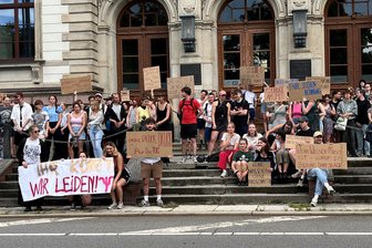Psychologiestudenten der TU Chemnitz fürchten um Qualität der Lehre - Etwa 100 Studenten protestierten am Montag vor dem Rektorat der TU Chemnitz.