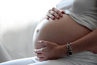 Psychosomatikerin zu verleugneten Schwangerschaften: Häufig kollektives Verdrängen - Insbesondere im letzten Drittel einer Schwangerschaft verändert sich die Figur einer werdenden Mutter. Können Zeichen wie der sprichwörtliche Babybauch nicht wahrgenommen werden?