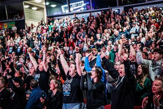 Public Viewing: 2000 Fans feiern in der Messe Chemnitz den ersten Titel der Niners - Die Fans fiebern weiter mit.