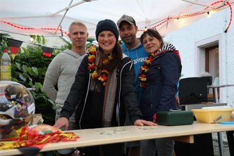 Public Viewing im Erzgebirge: Was die Macher antreibt - Das Team um Marlene Scheithauer (2. v. l.) im Fußballfieber vor der „Guten Stube“ in Gelenau.