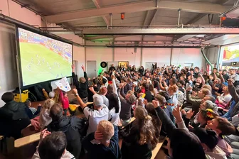 Public Viewing im Vogtland: So erleben die Fußballfans den WM-Auftakt der deutschen Mannschaft - Die Rodewischer jubeln über das 3. Tor für Deutschland und feiern Torschützen Kai Havertz. Rund 200 Fans sind beim Public Viewing zu Gast bei der Feuerwehr.