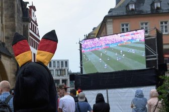 Public Viewing in Coronazeiten: Wie in Chemnitz bei der Fußball-EM mitgefiebert werden kann - Public Viewing in der Kneipenmeile 2018. Allzu große Veranstaltungen sind zur heute beginnenden Europameisterschaft nicht geplant.