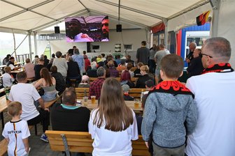 Public Viewing in Lunzenau: eine Achterbahnfahrt der Gefühle - Public Viewing beim SV Fortschritt Lunzenau: Wenn die Nationalhymne Deutschlands erklingt, stehen auch die Fußballfans zuhause auf.