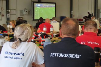 Public Viewing mal anders: DRK-Team aus dem Zwickauer Land im Einsatz bei der Fußball-EM in Leipzig - Immer in Bereitschaft, war für die Einsatzkräfte aus der hiesigen Region trotzdem Zeit, um die Fußballspiele im Fernsehen zu verfolgen. Die drei Tage in Leipzig verliefen friedlich und ruhig.