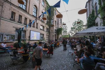 Public Viewing unterm Sternenhimmel: Gibt es in Chemnitz echte Fans des Eurovision Song Contests? - Voller Innenhof beim Weltecho zum Public Viewing des 68. Eurovision Song Contests am Samstagabend.