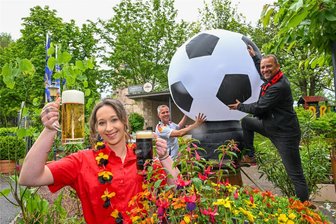 Public Viewing zur Europameisterschaft: Hier kann man die Spiele in Chemnitz sehen - André Gruhle (rechts am Ball) freut sich auf die Europameisterschaft. Der Gastronom und sein Team laden dann zum Public Viewing auf den Schloßberg.