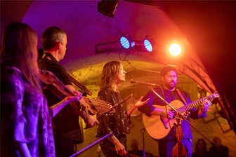 Publikum beim Plauener Folkherbst begeistert von schwedischer Folkmusik - Die Musiker Emma Ahlberg (links) mit Geige, Daniel Ek (rechts) mit Harfengitarre und Niklas Roswall (2. von links) mit Schlüsselfiedel begeisterten zusammen mit Sängerin Ulrika Boden (3. von links) mit ihren virtuosen Fähigkeiten an ihren historischen und umgebauten Instrumenten.