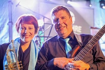 Publikum darf sich auf Debüts bei "Brass & Dance" freuen - Trompeterin Stefanie Klinger und Bassist Thomas Marschner von Brass 94 werden bei "Brass & Dance" im Volkshaus erstmals am Mikrofon zu erleben sein. 