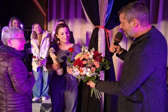 Publikum des Theaters Plauen-Zwickau kürt Claudia Lüftenegger zum Theaterliebling - Intendant Dirk Löscher überreicht Blumen an Theaterliebling Claudia Lüftenegger.