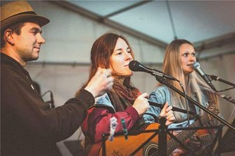 Publikum freut sich über Grünbacher „Lieder im Park“ - Die Band Poetenweg sorgte bei "Lieder im Park" für gute Stimmung.