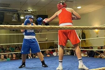 Publikum treibt VSV-Boxer zum Sieg - Der Klingenthaler Marlon Seidel (links) besiegte den weitaus größeren Maximov Anisimov aus Kamenz.