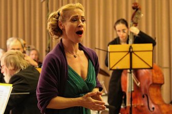 Publikum von kurzweiligem Neujahrskonzert in Bad Schlema begeistert - Sopranistin Jeannette Oswald entführte das Publikum unter anderem in die Operette "Die Fledermaus".