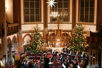 Publikumsliebling aus dem Erzgebirge führt durch Weihnachtskonzert - Festlich geschmückt war die Kirche in Aue zum Weihnachtskonzert der Erzgebirgischen Philharmonie.