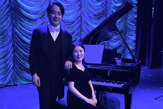 Publikumsliebling Beomseok Choi bringt einen modernen „Schwanengesang“ ins Freiberger Theater - Bariton Beomseok Choi mit seiner Frau und Klavierbegleiterin Jane Chae.