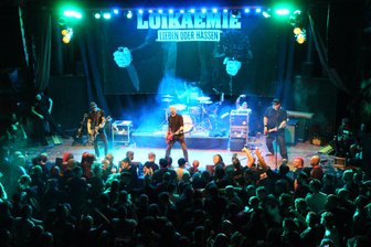 Publikumslieblinge Loikaemie live beim "Kein Bock auf Nazis-Festival" im Alten Gasometer Zwickau - Ausverkauftes Festival gegen rechts: Loikaemie wurde besonders frenetisch gefeiert.