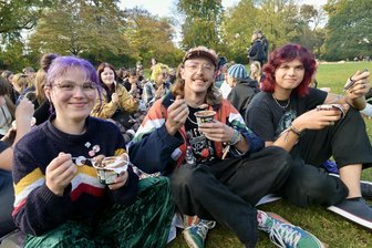 Pudding essen mit der Gabel: Wer hat den Tiktok-Trend nach Zwickau geholt? - Alexandra, Gianluca und Patrice (v. l.) haben ihren Pudding und das Treffen genossen.