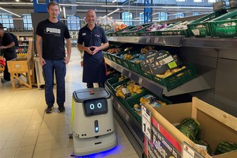 Pudu putzt: Erster Arbeitstag für Reinigungsroboter im Auer Simmelmarkt - Der Reinigungsroboter bei seinem ersten Einsatz. Marktleiter Thomas Mittelstedt und Vertreter Jan Fischer sind zufrieden.