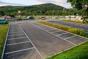 Pünktlich vorm Tag der Sachsen: Aue eröffnet neuen Großparkplatz am Stadion - Blick auf die neuen Stellflächen unterhalb der Lößnitzer Straße in Aue.