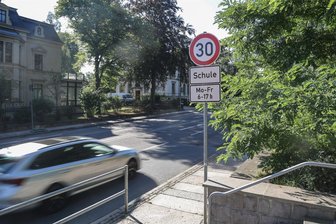 Pünktlich zum Schulstart in Chemnitz: Tempo 30 auf der Reichsstraße - Auf der Chemnitzer Reichsstraße dürfen Autofahrer tagsüber nicht mehr schneller als 30 km/h unterwegs sein. Eltern und Politiker hatten sich dafür stark gemacht, damit der Weg zur nächsten Grundschule sicherer wird.
