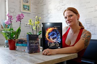 Pünktlich zur Leipziger Buchmesse: Junge Fantasy-Autorin aus Rödlitz veröffentlicht ersten Roman - Unter dem Namen Nikki Reva hat die Rödlitzerin Ellen Puhl ihren ersten Roman namens „Fallen“ veröffentlicht. Bei der Gestaltung des Covers konnte sie ihre Ideen mit einfließen lassen.