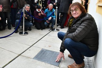 Puhdys-Sänger Maschine enthüllt Band-Gedenkstein - Dieter "Maschine" Birr, Ex-Frontmann der Puhdys, mit dem Gedenkstein am Freiberger Obermarkt.