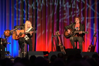 Puhdys trifft Silly: Konzert im Erzgebirge reißt Publikum mit - Puhdys-Legende Dieter ‚Maschine‘ Birr (r.) und Silly-Gitarrist Uwe Hassbecker standen zusammen auf der Bühne.