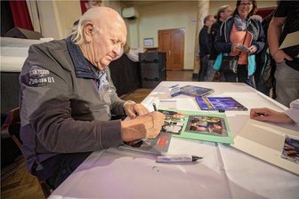 Puhdys-Urgestein im Tivoli Freiberg: Autogrammstunde mit Peter "Eingehängt" Meyer - Zum Tag der offenen Tür im Tivoli Freiberg gabPeter Meyer von den Puhdys am Sonntag Autogramme. 