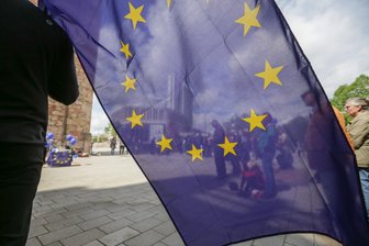 "Pulse of Europe"-Demonstration am Roten Turm in Chemnitz - Mit Fähnchen, blauen Luftballons und dem Singen der Europahymne haben heute Nachmittag rund 80 Menschen der Bewegung 'Pulse of Europe' vor dem Roten Turm demonstriert.