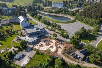Pumptrack am Fichtelberg: Wann die Action auf Rädern und Rollen starten soll - Der Pumptrack als neue Attraktion entsteht in der Nähe des Speichersee-Parklatzes.