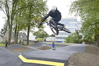 Pumptrack: In Glauchau kündigen sich erste Arbeiten für Neubau an - So sieht die Pumptrack-Anlage im Jugendpark Schöneck aus.