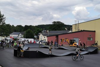 Pumptrack startet mit den Ferien - Der neue Pumptrack in Burkhardtsdorf - hier ein Bild von den Testläufen.