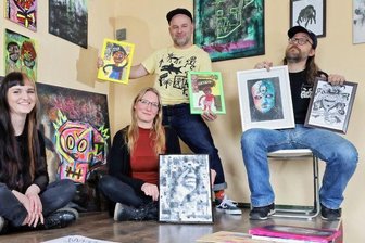 Punk mit Anspruch - Spiel mit der Norm - Die Hobbykünstler Mel.Abstract, Cassandra, Enny Raketenbeat und"LZY Motherfucker" (von links) zeigen im Jugendhaus "Off is" in Hohenstein-Ernstthal ihre Arbeiten unter dem Titel "Große Werkschau -Anspruch Punk".