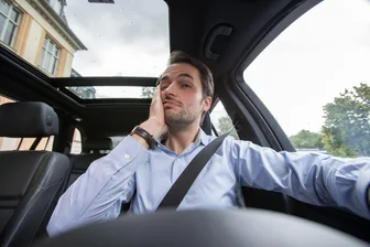Punkt in Flensburg kassiert? Das gilt bei Verkehrssünden - Spürbare Folgen: Je nach Anzahl der eingetragenen Punkte drohen Verwarnungen, Fahrverbote oder im schlimmsten Fall der Entzug der Fahrerlaubnis.