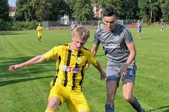 Punktloses Wochenende für Teams aus der Region - Zwar konnte hier Concordias Eric Klausnitz (links) das Leder gegen Oberlungwitz' Verteidiger Markus Spindler behaupten. Am Ende behielten die Westachsen mit einem knappen 1:0 allerdings die Oberhand. 