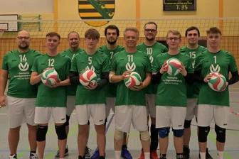 Punktspielpremiere: Burkhardtsdorfer Volleyballer schlagen zum ersten Mal zuhause auf - Die Mannschaft des TSV Burkhardtsdorf in der Erzgebirgsklasse: Trainer Sebastian Chojnowski (v. l.),Markus Grundig, Roy Görner, Nick Haberland, Tobias Weiß, Eric Müller, Felix Müller, Mike Höll, Niklas Schott und Stefan Grundig. Zwei Akteure fehlen.