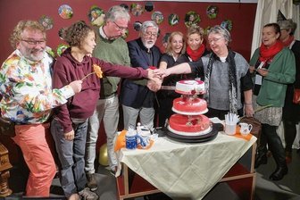 Puppe überzeugt als witzige Talkshow-Moderatorin bei Jubiläumsparty in Zwickau - Gemeinsam wird die Geburtstagstorte zum 70. des Puppentheaters angeschnitten.