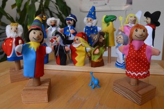 Puppen bringen es in Auerbach an den Tag: „Viele Kinder geben sich selbst die Schuld für die Krankheit ihrer Eltern“ - Die Kinder können mit Puppen ihre Familie darstellen.