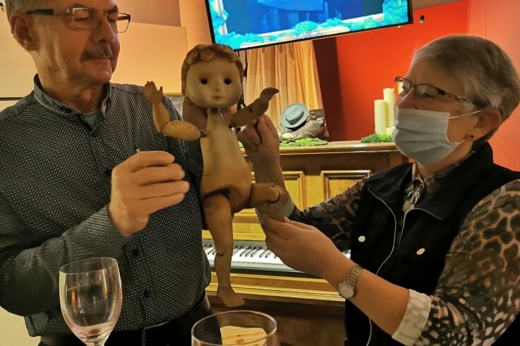 Puppen bringen Magie ins Theater - Die Zwickauer Ulrike und Rüdiger Bruntsch konnten beim ersten "Magischen Samstag" auch mit der Puppe "Junge" spielen, die sie zuvor im Puppenspiel "Was macht man mit einem Problem" erlebt haben. 