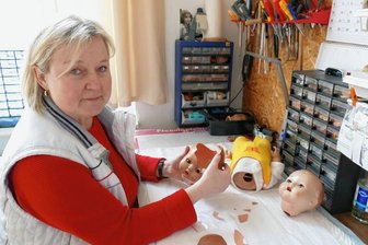 Puppenklinik zieht nach Gelenau um - In ihrer Puppenklinik, die sich nun im Depot Pohl-Ströher befindet, kümmert sich Myriam Richter um vielerlei Probleme ihrer "Patienten". Neben der Werkstatt gehört dazu auch ein großes Lager mit Ersatzteilen. 