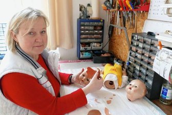 Puppenklinik zieht nach Gelenau um - In ihrer Puppenklinik, die sich nun im Depot Pohl-Ströher befindet, kümmert sich Myriam Richter um vielerlei Probleme ihrer "Patienten". Neben der Werkstatt gehört dazu auch ein großes Lager mit Ersatzteilen.
