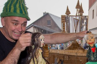 Puppenspieler mit schwarzhumoriger Unterhaltung zum Frauentag in Plauen - Falk Pieter Ulke tritt zum Frauentag in Plauen auf.