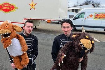 Puppenspieler sitzen in Mittweida fest - Adriano (l.) mit der Figur Grüffelo-Kind und Ricardo Schmidt mit dem Grüffelo. Zum Spielplan gehört auch "Kasperle auf Räuberjagd".
