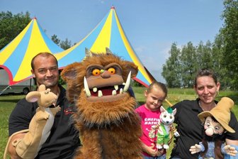 Puppenspieler sitzen noch auf dem Sprung - Nadine und Edmund Brumbach mit Tochter Kathy und den Puppen für "Petterson und Findus". Seit die Familie durch Corona im Herbst in Gersdorf gestrandet sind, lebt sie hier.