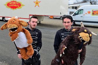 Puppenspieler sitzen wegen der Pandemie in Mittweida fest - Adriano (l.) mit der Figur Grüffelo-Kind und Ricardo Schmidt mit dem originalen Grüffelo. Zum Spielplan gehört auch noch "Kasperle auf Räuberjagd".